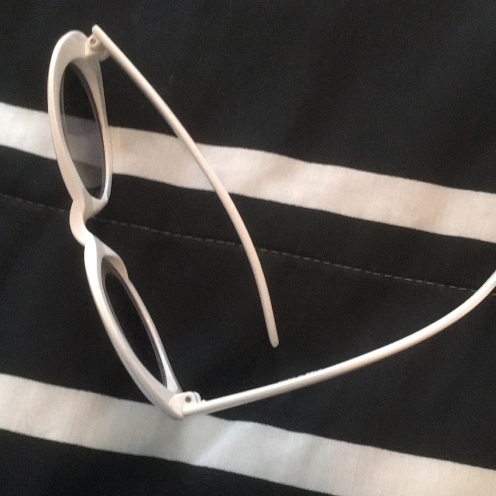 White glasses - Picture 3 of 3